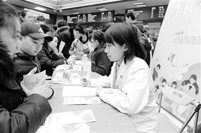 蘭州大學(xué)第一醫(yī)院舉行“新年！新高度！”兒童保健義診活動