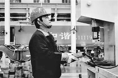 蘭州：寒夜黃河邊，他一把拉出落水大學(xué)生
