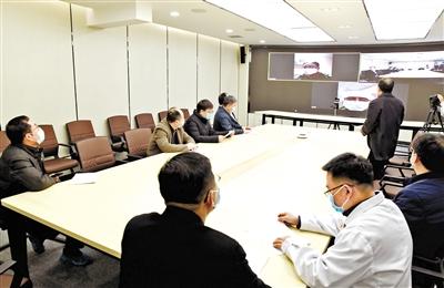 蘭大校長嚴純?nèi)A等視頻連線蘭大一院、二院支援湖北醫(yī)療隊員