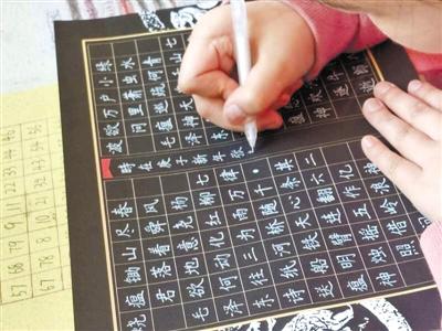 驚艷！9歲小女娃手寫(xiě)“印刷體”字帖