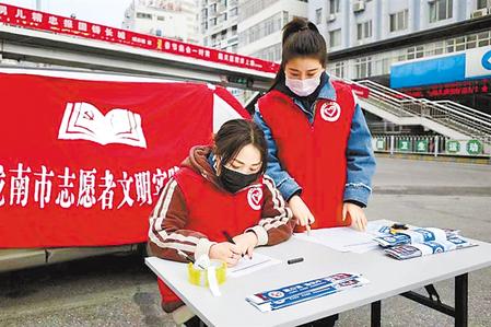 這個(gè)春天，那一抹鮮亮的“志愿紅”　——隴原志愿者戰(zhàn)“疫”記