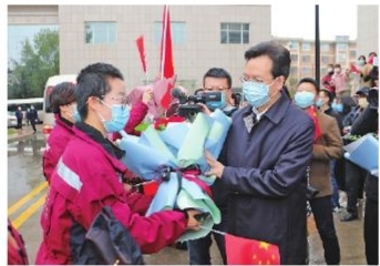 慶陽市第二、三批支援湖北醫(yī)療隊(duì)12名隊(duì)員凱旋