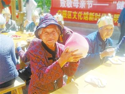 母親節(jié)，白銀“花村”擺了一場“敬老宴”
