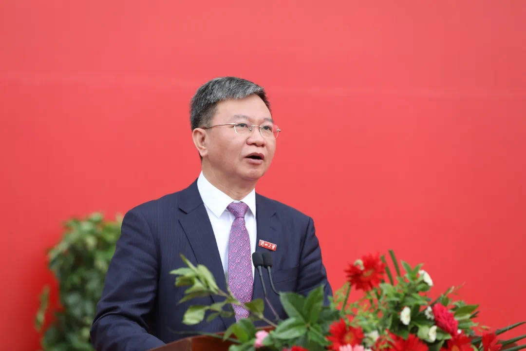 蘭州大學(xué)校長(zhǎng)嚴(yán)純?nèi)A寄語(yǔ)2020屆本科畢業(yè)生：做敢擔(dān)當(dāng)、能擔(dān)當(dāng)、有擔(dān)當(dāng)?shù)娜?>
        </a><em>蘭州大學(xué)校長(zhǎng)嚴(yán)純?nèi)A寄語(yǔ)2020屆本科畢業(yè)生：做敢擔(dān)當(dāng)、能擔(dān)當(dāng)、有擔(dān)當(dāng)?shù)娜?/em></li>
    <li><a  target=