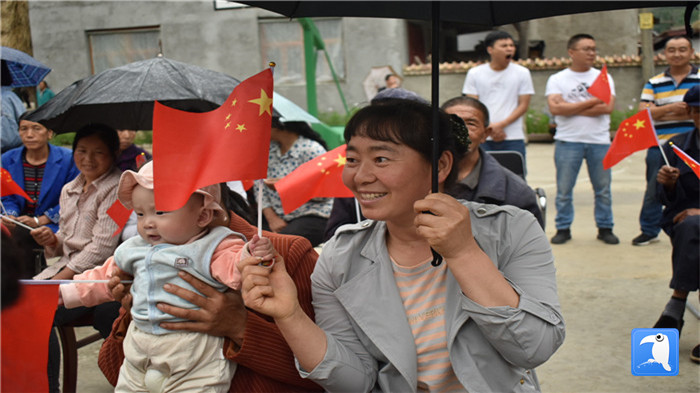 隴南市紀(jì)委監(jiān)委黨員干部與宕昌縣官亭鎮(zhèn)杜家村群眾一起慶祝黨的生日。_副本.jpg