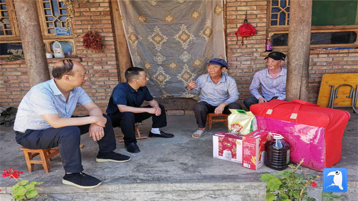 在建黨99周年來臨之際，隴南市禮縣紀(jì)委監(jiān)委在中壩鎮(zhèn)、三峪鄉(xiāng)開展“七一”慰問老黨員、困難黨員活動(dòng)，為他們送去組織的關(guān)懷和節(jié)日的問候。_副本.jpg