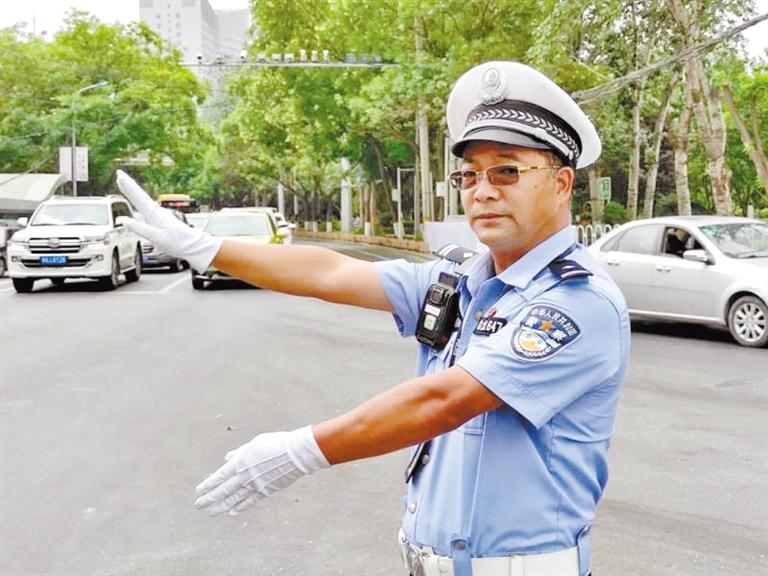 蘭州城關(guān)區(qū)交警大隊一線老交警馬驍：俯首甘為“老黃?！?>
        </a><em>蘭州城關(guān)區(qū)交警大隊一線老交警馬驍：俯首甘為“老黃?！?/em></li>
    <li><a  target=
