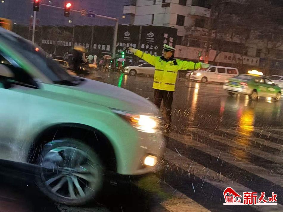 風(fēng)雪襲來(lái)，天水最美“警色”在路上！