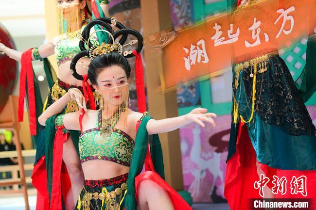 圖為今年9月5日，在重慶亮相的敦煌博物館“潮起東方”主題活動(dòng)現(xiàn)場(chǎng)。敦煌博物館供圖