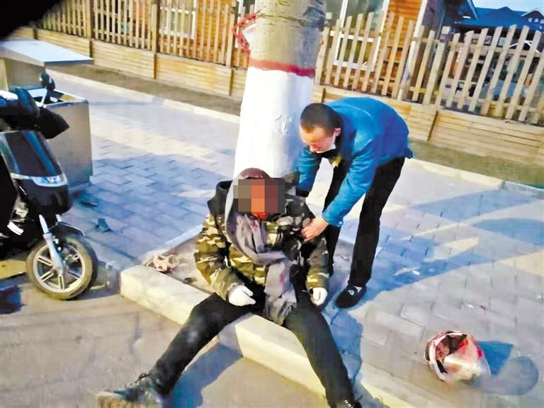 蘭州：騎摩托車男子清晨撞傷 熱心“的哥”全力救助！