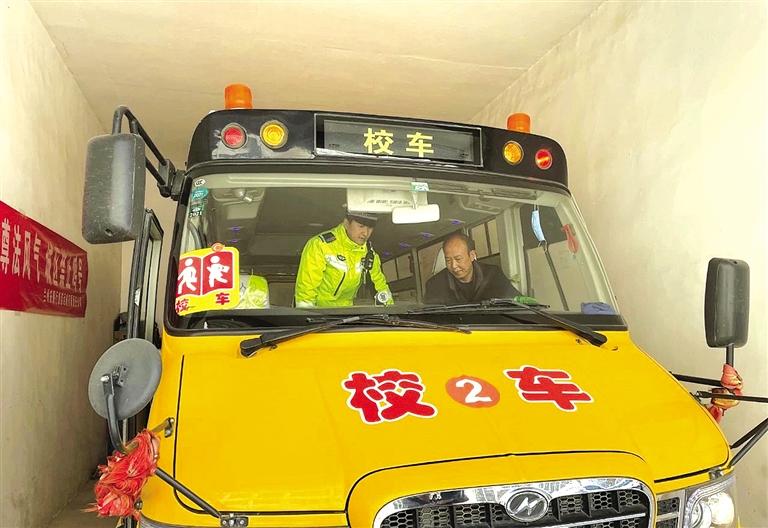 蘭州時(shí)刻繃緊安全這根弦 校車(chē)解封“體檢”迎開(kāi)學(xué)