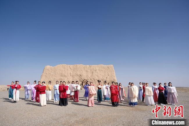 數(shù)十位身著古裝的女性通過體驗賞漢舞、習漢禮、吟誦詩詞等中華傳統(tǒng)文化，再現(xiàn)古絲綢之路的繁華盛景?！∏窳?攝