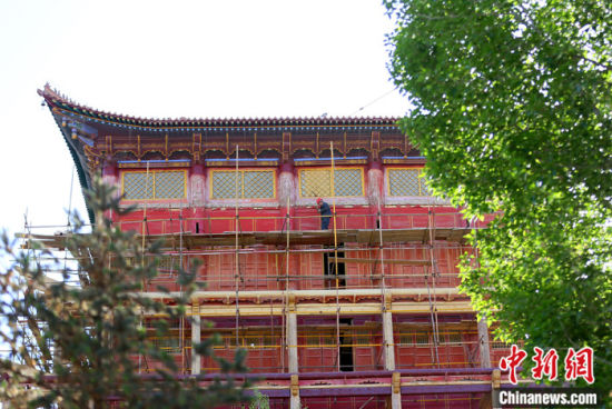 圖為5月上旬，甘肅山丹縣大佛寺內(nèi)，工作人員對古建筑大雄寶殿進行修繕。 中新社記者 高展 攝