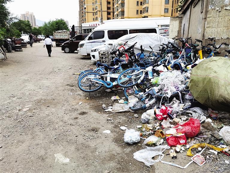 百米土路臟亂差，誰來管？經(jīng)記者協(xié)調(diào)，社區(qū)組織志愿者進行了清理