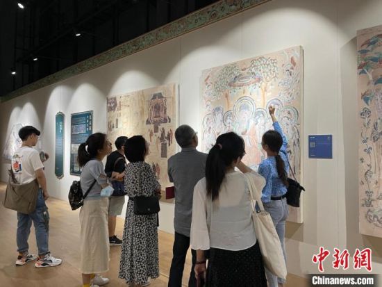 圖為展覽現(xiàn)場?！〗瓧顭?攝