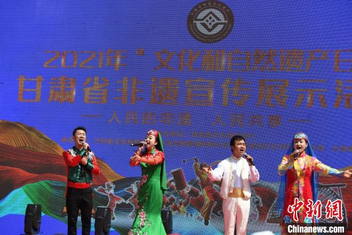 圖為甘肅臨夏回族自治州非遺傳承人演唱花兒?！钇G敏 攝