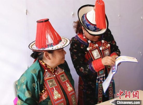 圖為用活態(tài)傳習(xí)的模式促進(jìn)裕固族非物質(zhì)文化遺產(chǎn)的保護(hù)傳承?！∈缝o靜 攝