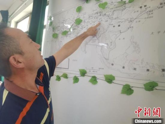 圖為甘肅省社會科學(xué)院絲綢之路研究所所長侯宗輝指出《絲綢之路古文明》課題組考察線路。　閆姣 攝