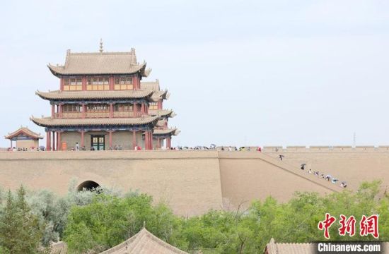 歷經(jīng)數(shù)十載保護(hù)修繕的古老關(guān)城得以延年益壽，成為了海內(nèi)外游客“絲路游”的必經(jīng)打卡地。　高展 攝