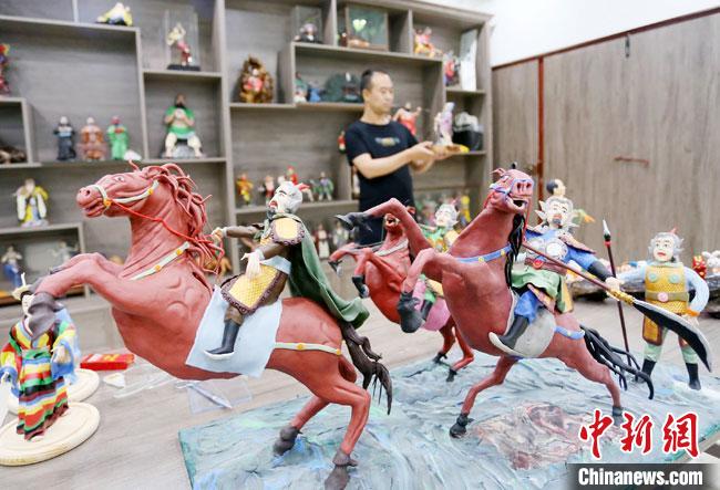 安秋平是成州面塑第五代傳承人，也是當(dāng)?shù)匚ㄒ粓?jiān)守面塑制作的人?！「哒?攝