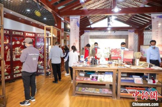 圖為甘肅“一會一節(jié)”期間，位于敦煌的天水市展館中，民眾觀賞文創(chuàng)產品?！「拭C省文化和旅游廳供圖