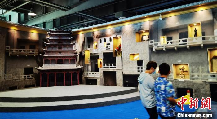 該展覽還借助科技手段，復原“藏經(jīng)洞”場景，將莫高窟“搬進”展廳。　丁思 攝