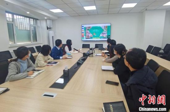 圖為甘肅教育出版社《寫給青少年的敦煌故事》叢書項(xiàng)目組，探討圖書封面設(shè)計(jì)?！￠Z姣 攝