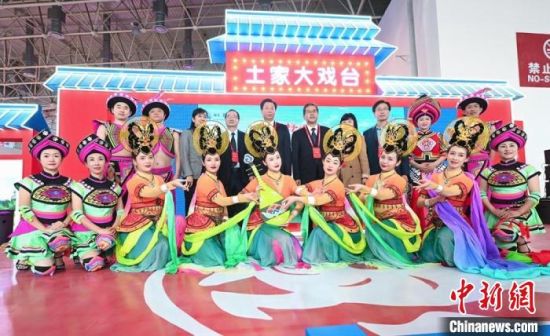 11月26日，“甘肅團(tuán)”在首屆中國(guó)(武漢)文化旅游博覽會(huì)展區(qū)的“土家大戲臺(tái)”，與“湖北團(tuán)”互訪(fǎng)交流?！「拭C省文化和旅游廳供圖