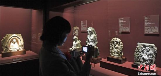 2018年8月，《平山郁夫的絲路世界——平山郁夫絲綢之路美術(shù)館文物展》在甘肅敦煌莫高窟開展。中新社記者 楊艷敏 攝
