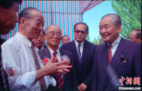 1994年8月，時任日本首相竹下登(右一)與時任敦煌研究院院長段文杰在莫高窟親切交談。中新社發(fā) 婁婕 供圖