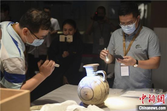 2020年6月，在長沙博物館舉行“從地中海到中國：絲路寶藏——平山郁夫絲綢之路美術(shù)館藏文物展”前，專家開箱鑒定文物。中新社記者 楊華峰 攝