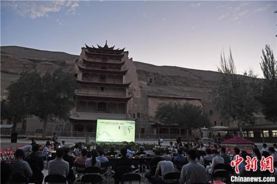 2018年8月，在敦煌莫高窟標志性建筑“九層樓”前，《回顧平山郁夫先生的貢獻》座談會舉行。來自中日兩國的專家、學者共同懷念這位情系敦煌數(shù)十載的繪畫巨匠、中日友好的文化使者、世界文化遺產(chǎn)的守護者。中新社記者 楊艷敏 攝