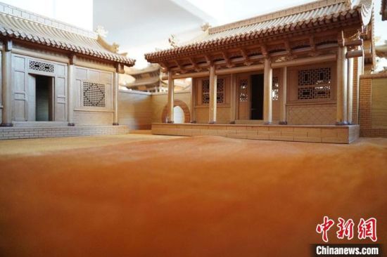 圖為微縮建筑蘭州四合院內(nèi)部結(jié)構(gòu)。　九美旦增 　攝