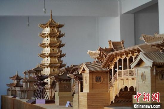 圖為古建筑模型制作技藝傳習(xí)所展廳內(nèi)的微縮古建筑作品?！【琶赖┰?　攝