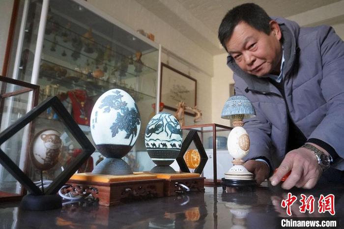 圖為吳義澤展示的最新創(chuàng)作的蛋雕作品?！【琶赖ぴ?攝