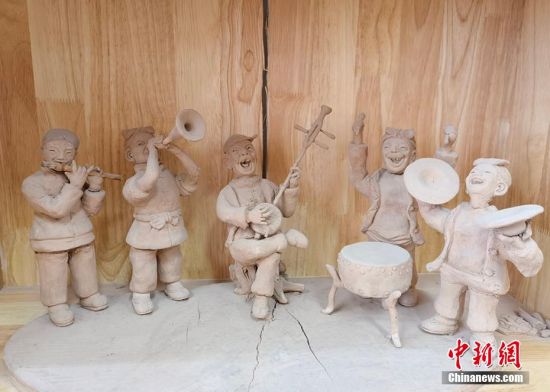 圖為泥塑作品展現人們娛樂場景。 劉玉桃 攝