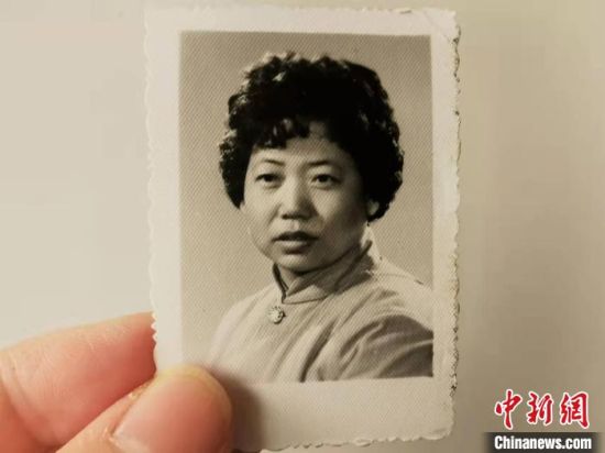 圖為20世紀(jì)80年代，蘭州照相館拍攝的人物肖像照，如今仍然有很多人選擇拍攝這樣的照片留作紀(jì)念?！⊥跄劣?攝