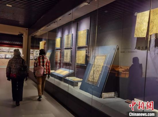 圖為蘭州市民參觀博物館展品?！⌒煅?攝
