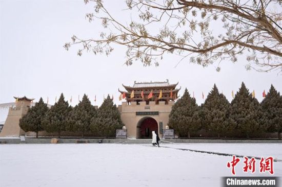 圖為2月17日，游人在鳴沙山月牙泉景區(qū)內體驗大漠雪景?！《鼗褪形穆镁止﹫D