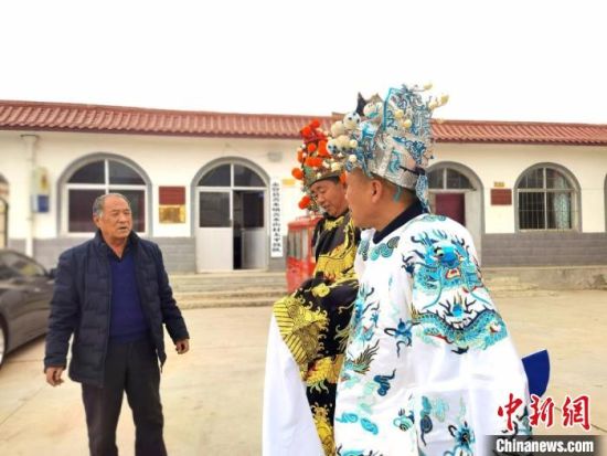 圖為69歲的“苦水高高蹺”國家級傳承人巨海全(左一)，叮囑徒弟們高高蹺練習技巧要領?！￠Z姣 攝