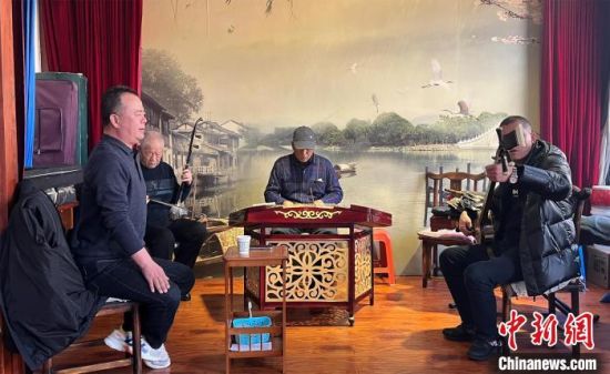 圖為蘭州鼓子愛好者在傳習所內互相搭檔上臺演出。　張煜曼 攝