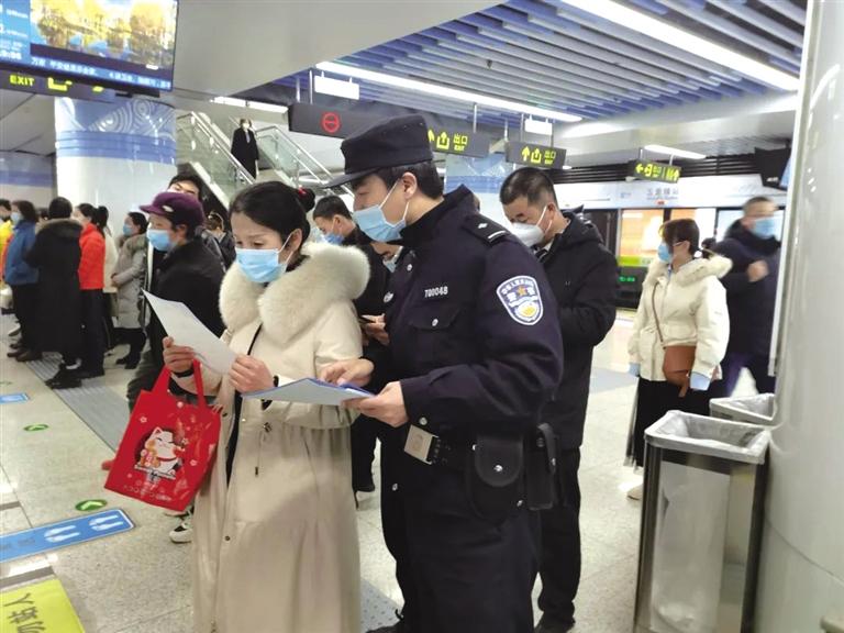 講解詐騙套路 普及“斷卡”常識(shí) 蘭州城關(guān)公安分局、交通治安分局聯(lián)合反詐宣傳進(jìn)地鐵