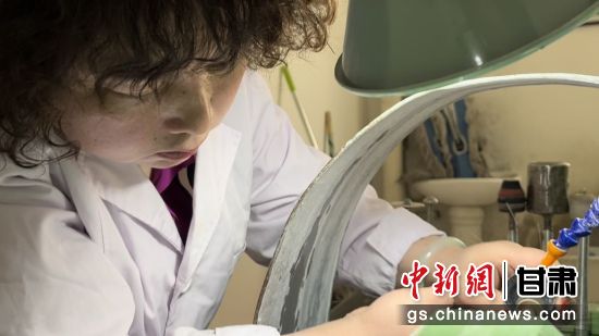 夜光杯制作學(xué)徒謝小琴坦言，雖工作枯燥，但是能夠掌握國家級非遺技藝是很自豪的。王牧雨 攝