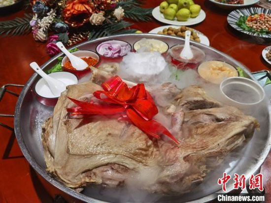 圖為酒泉美食“漢蒸全羊”?！●T志軍 攝