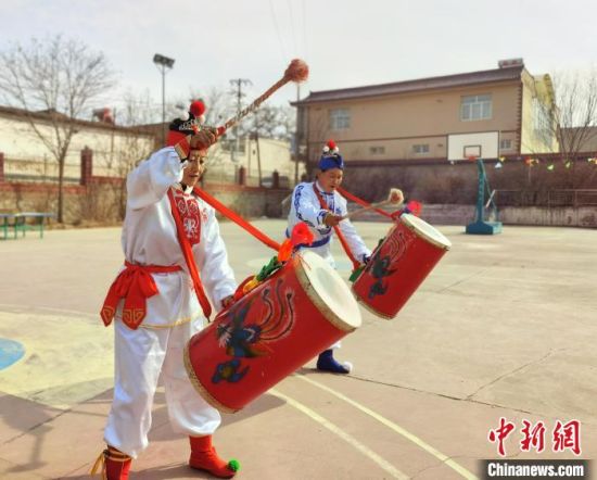 圖為劉玉均(右一)身穿青花服與隊員一起練習(xí)動作?！堟?攝