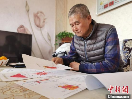 圖為陸鵬飛向記者展示多年帶隊的手寫筆記。　張婧 攝
