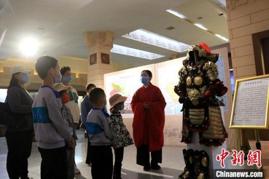 該“唐朝明光鎧”吸引游人圍觀，盡顯中國古代工匠獨(dú)特設(shè)計(jì)和傳統(tǒng)甲胄文化的魅力?！垥粤?攝
