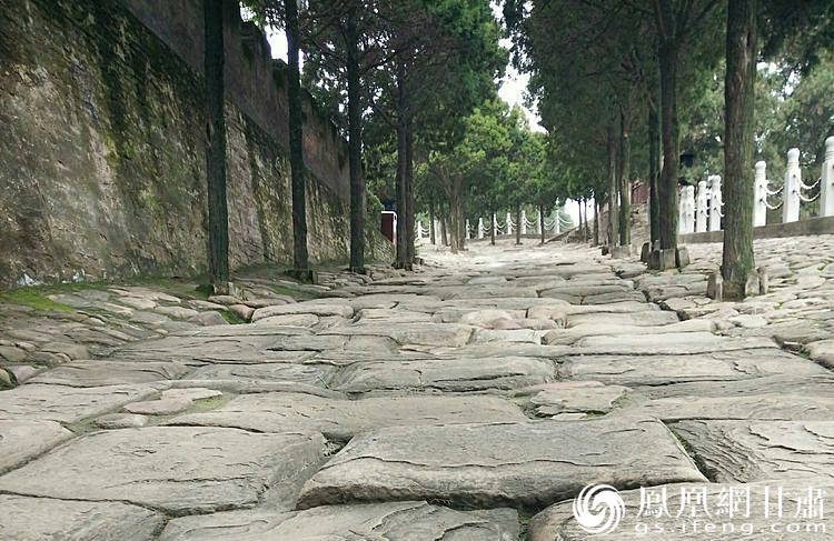 司馬遷祠的山崗下面有一段司馬古道，石條為北宋時鋪設(shè)，歷經(jīng)800余年的雨水沖刷、風(fēng)化、人走車碾，石條上的車轍印是這里曾經(jīng)繁華的歷史見證，又好像昭示太史公一生的坎坷與悲壯。楊文遠(yuǎn) 攝