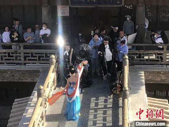 圖為5月以來，“奧大?！敝辈ガF(xiàn)場引游客圍觀?！《鼗褪形麄鞑抗﹫D