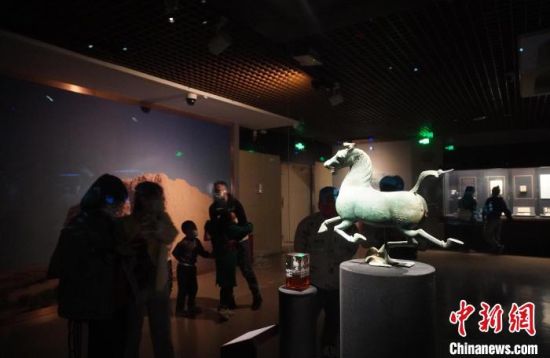 甘肅省博物館展出的“銅奔馬”吸引觀眾拍照留影。